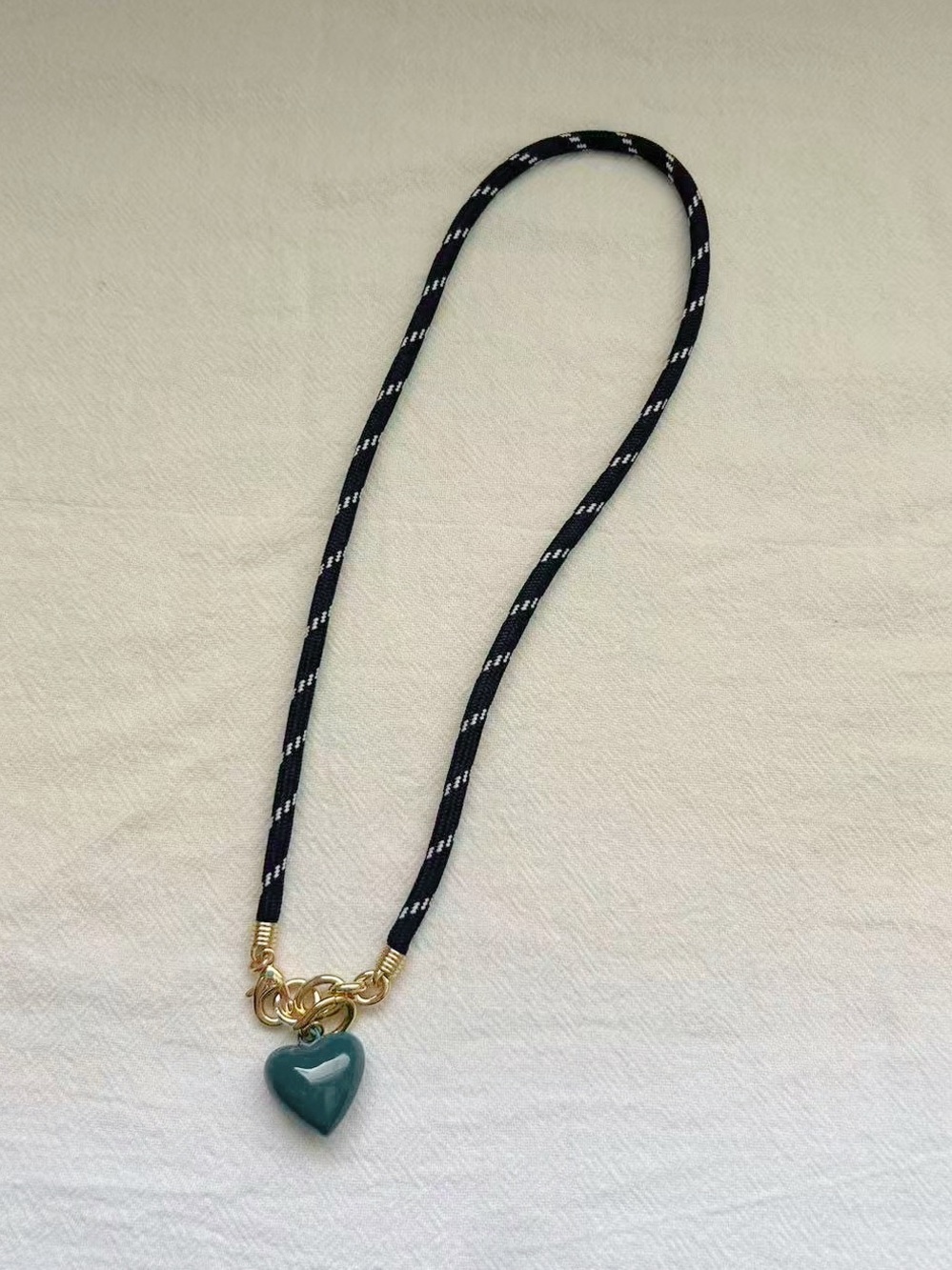 NWOT Roxanne Assoulin The Happy Cord
Charm Necklace Navy Cord Forest Heart - Picture 2 of 3